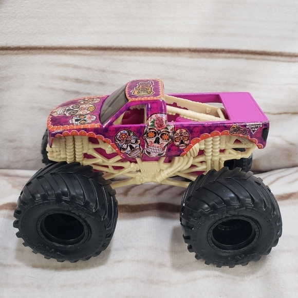 Hot Wheels Monster Jam Grave Digger & Calavera Diecast Trucks 4 Inch 2022 - Picture 4 of 12